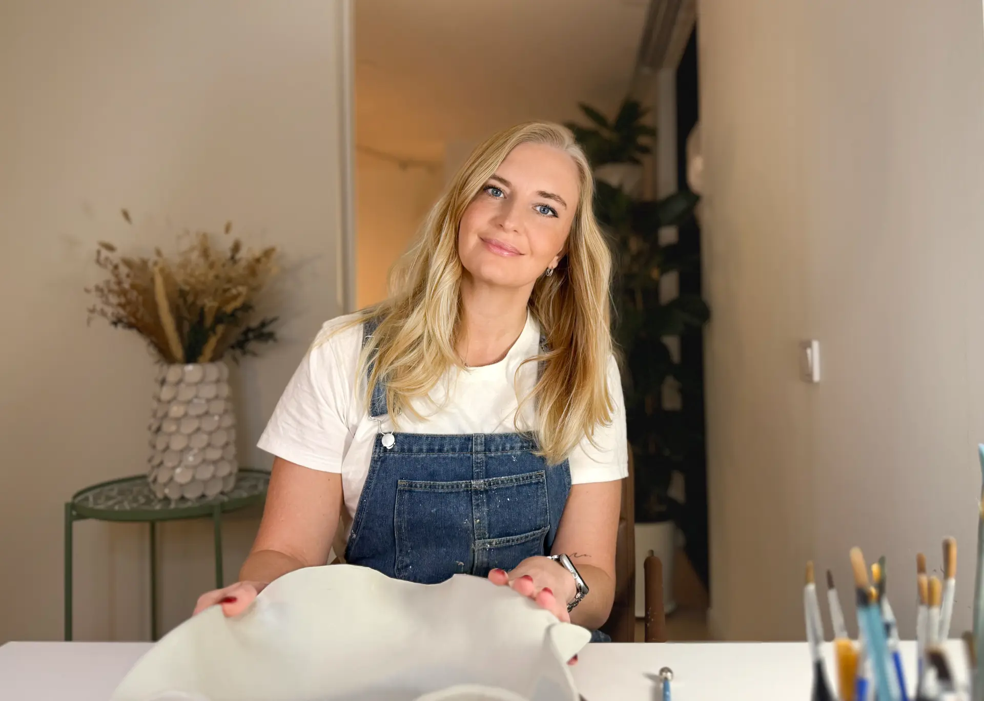 Lisa i sin studio, målande vid sitt bord